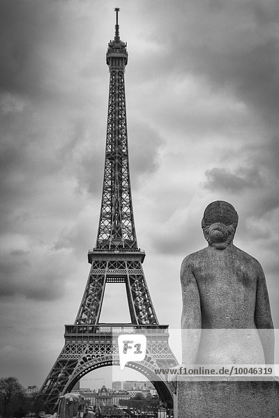 Frankreich  Paris  Blick auf den Eiffelturm mit Rückansicht der Skulptur im Vordergrund