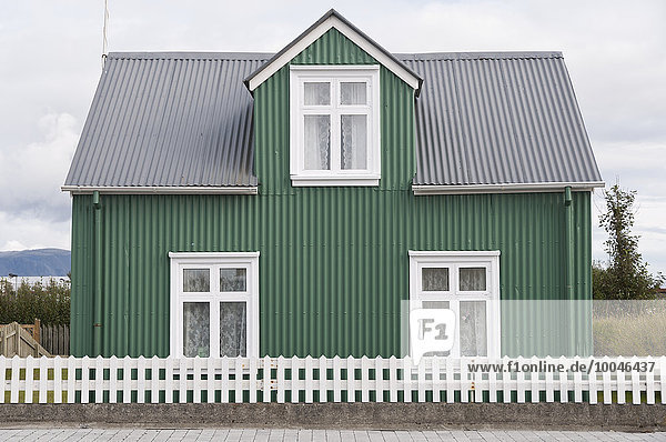 Island  Eyrarbakki  kleines grünes Einfamilienhaus