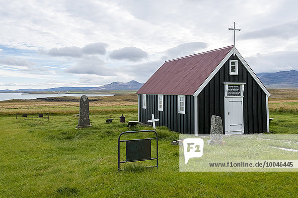 Island  Bjarnarhoefn  Blick auf Kirche und Friedhof
