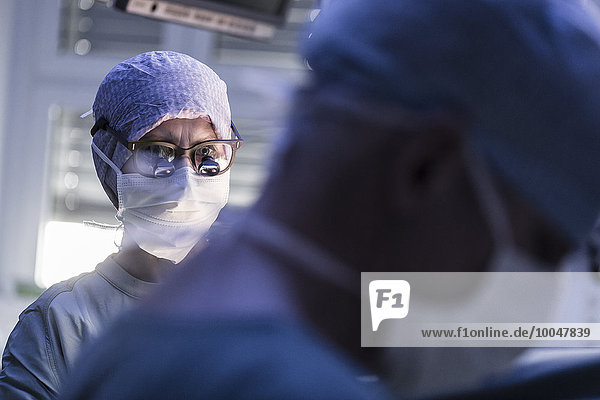 Zwei Chirurgen im Operationssaal