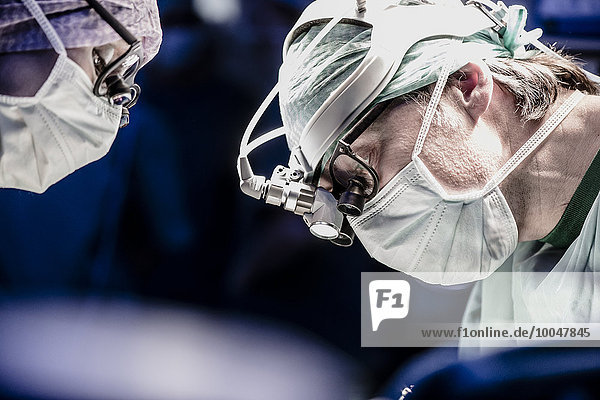 Zwei Chirurgen während einer Operation