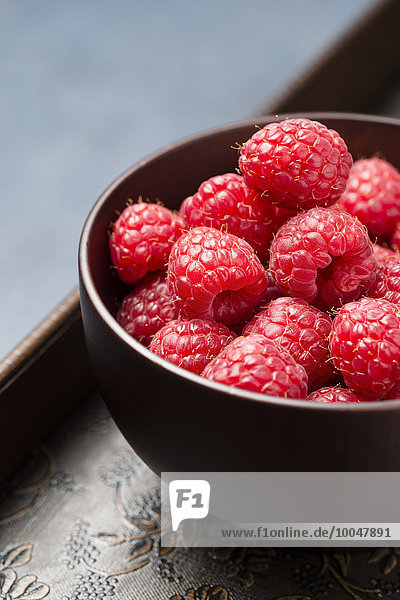 Holzschale mit Himbeeren