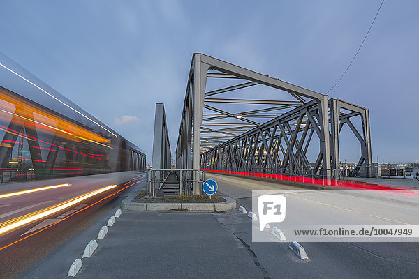 Deutschland  Hamburg  Straßenverkehr auf einer Brücke in der Hafencity