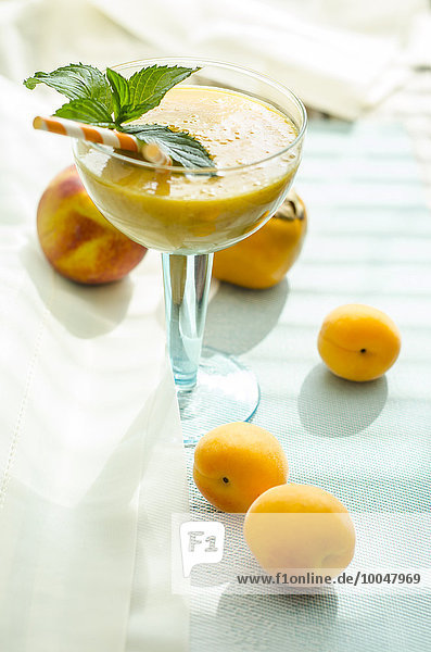 Pfirsich-Aprikosen-Smoothie im Glas  Trinkhalme