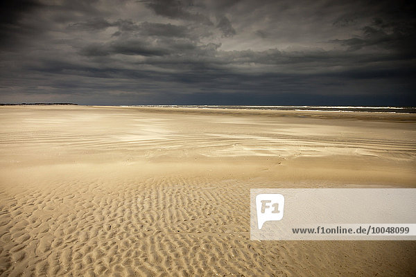 Deutschland  Ostfriesland  Spiekeroog  leerer Ebbe-Strand kurz vor einem Gewitter