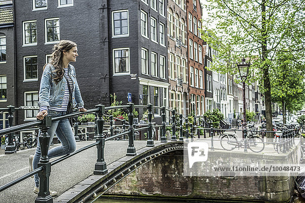 Niederlande,  Amsterdam,  weibliche Touristen auf der Fußgängerbrücke