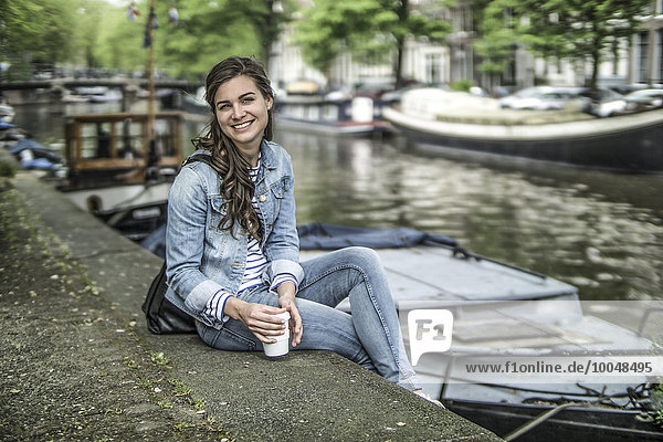 Niederlande,  Amsterdam,  Porträt einer sich erholenden Touristin