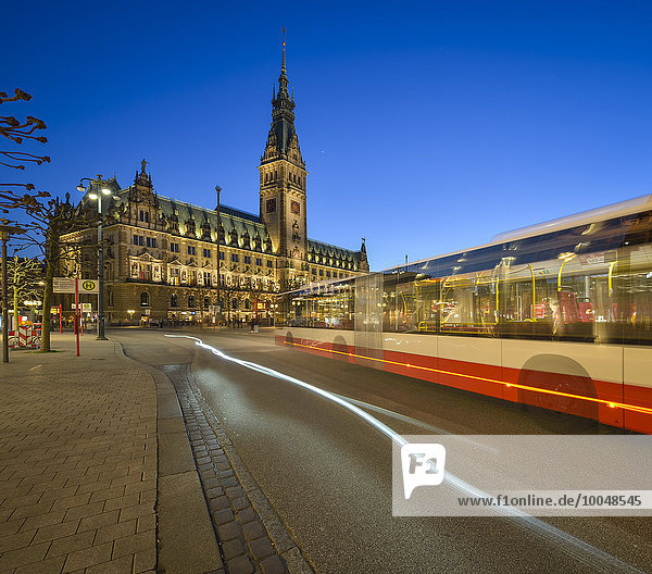 Deutschland  Hamburg  Rathaus und Bus  blaue Stunde