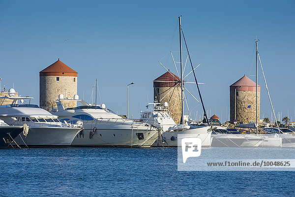 Griechenland  Rhodos  Mittelalterliche Windmühlen im Hafen von Mandraki