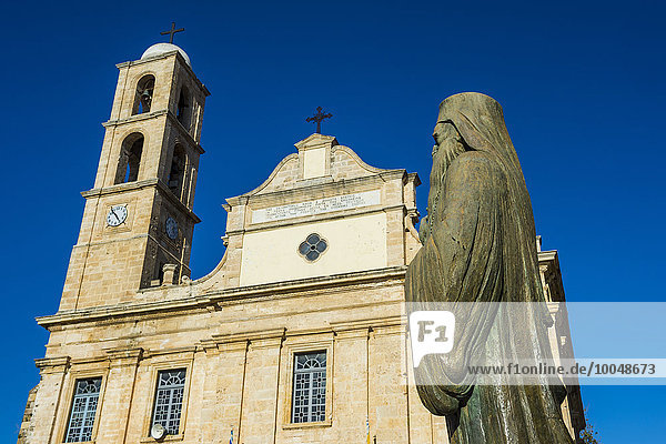Griechenland  Kreta  Chania  Kirche und Statue