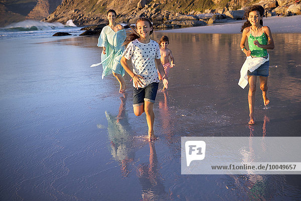 Glückliche Familie am Meer