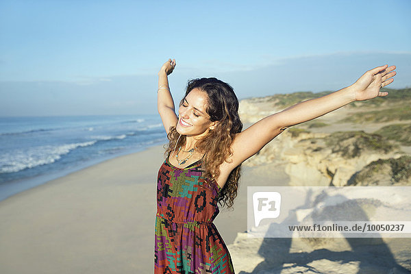 Südafrika  lächelnde Frau genießt Sonnenlicht an der Küste