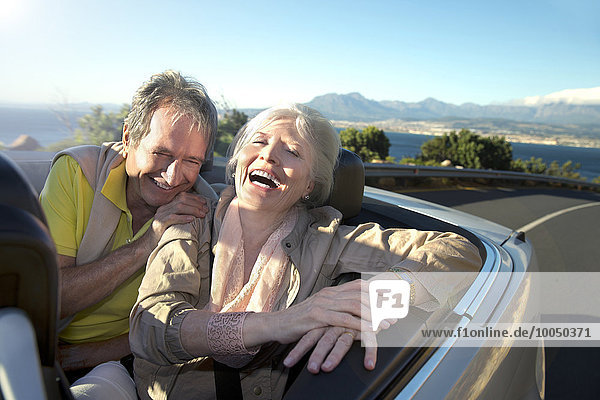 Südafrika  Porträt eines glücklichen Seniorenpaares im Cabriolet