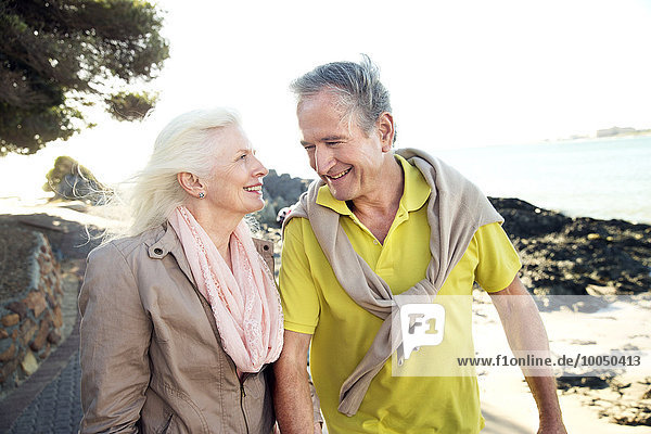 Südafrika  Porträt eines glücklichen Seniorenpaares