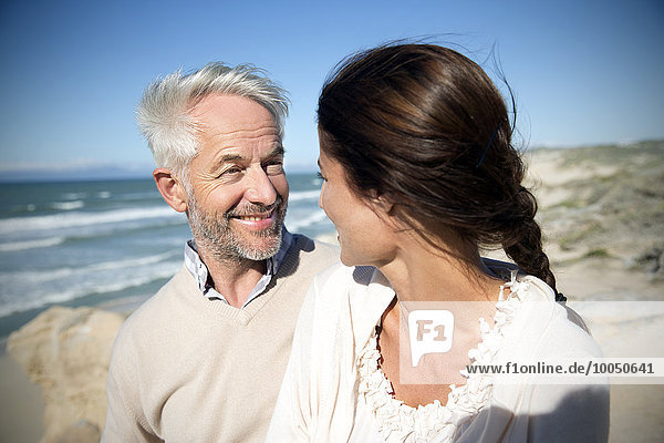 Südafrika  glückliches Paar am Strand