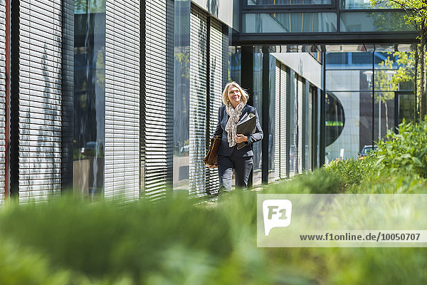 Naturunternehmerin mit Aktentasche und Aktenordner