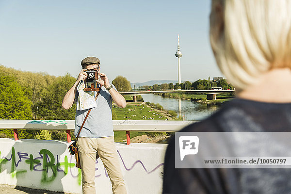 Deutschland Mannheim Reife Paare machen Städteurlaub fotografieren