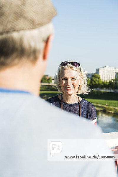 Deutschland Mannheim Ehepaar auf Brücke Blick über die Schulter des Menschen