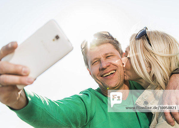 Reife Paare nehmen Selfie mit Smartphone