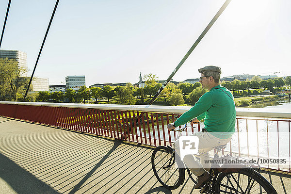 Deutschland Mannheim reifer Mann auf der Brücke
