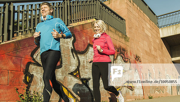 Deutschland Mannheim Reife Paarjogging in der Stadt