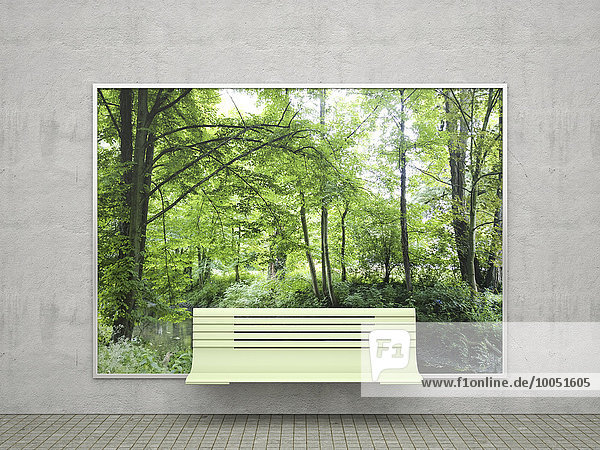 Bank vor der Plakatwand mit grünen Bäumen im Wald