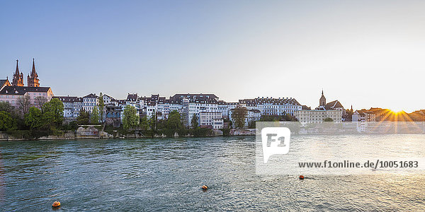 Schweiz  Basel  Stadtansicht vom Rheinufer bei Dämmerung