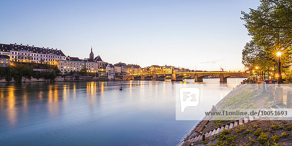 Schweiz  Basel  Stadtansicht und Rhein in der Dämmerung