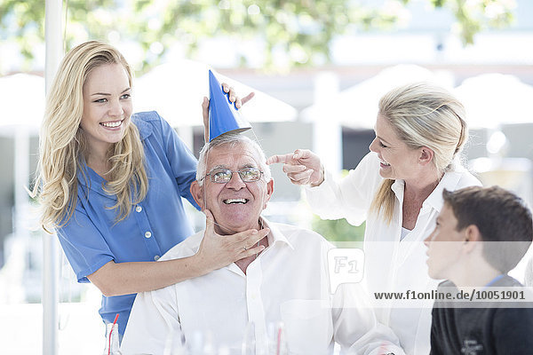 Familie feiert Großvaters Geburtstag im Restaurant