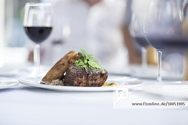 Steak und Rotwein auf dem Tisch im Restaurant