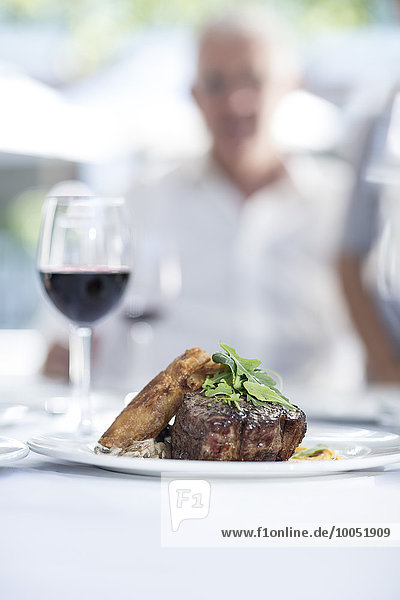Steak und Rotwein auf dem Tisch im Restaurant