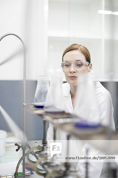 Wissenschaftler im Labor im Umgang mit Flüssigkeiten