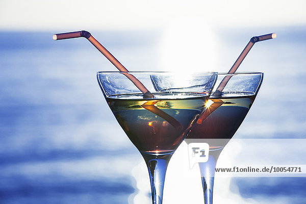 Nahaufnahme von zwei Cocktails vor dem sonnigen Meer