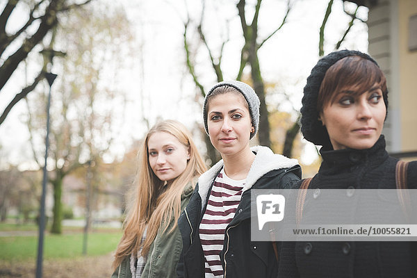 Drei Schwestern posieren im Park