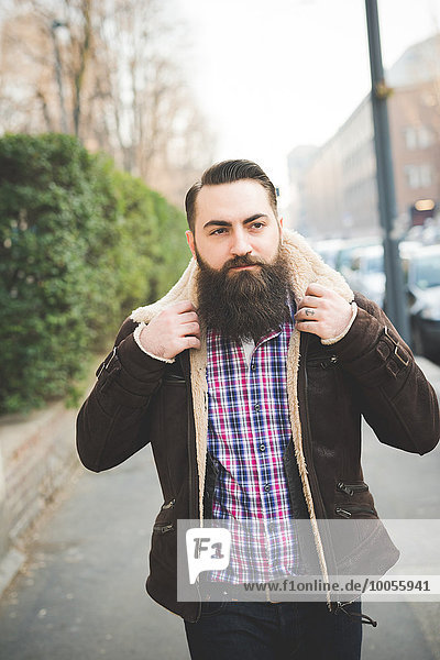 Junger Bart Mann auf Bürgersteig