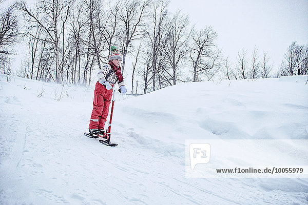 Junge spielt auf Schneescooter  Hemavan  Schweden