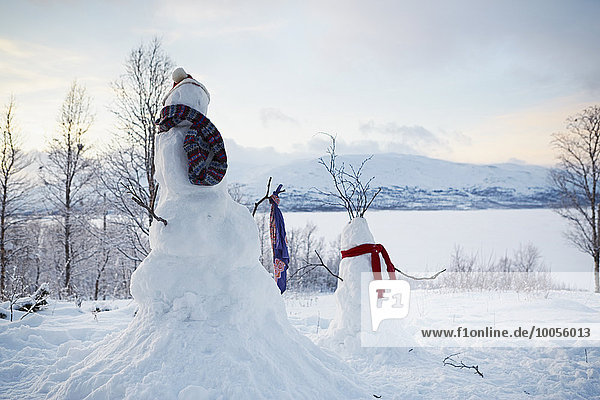 Blick auf zwei Schneemänner mit Schals  Hemavan  Schweden