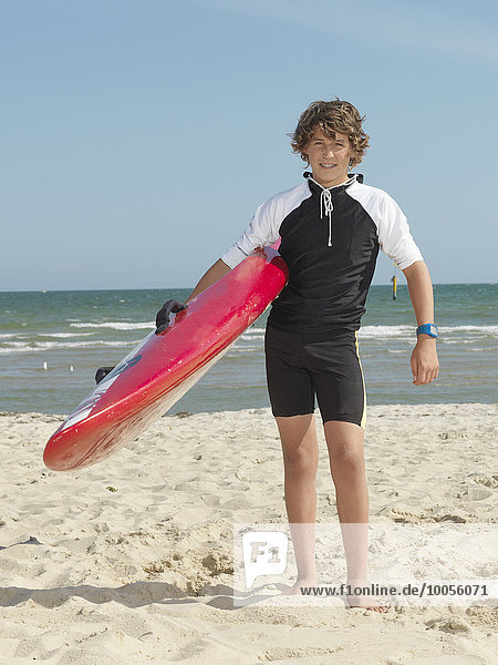 Porträt eines Teenager-Jungen mit Surfbrett  Altona  Melbourne  Australien