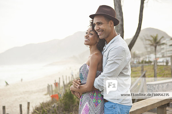 Paar mit Blick auf den Strand  Rio De Janeiro  Brasilien