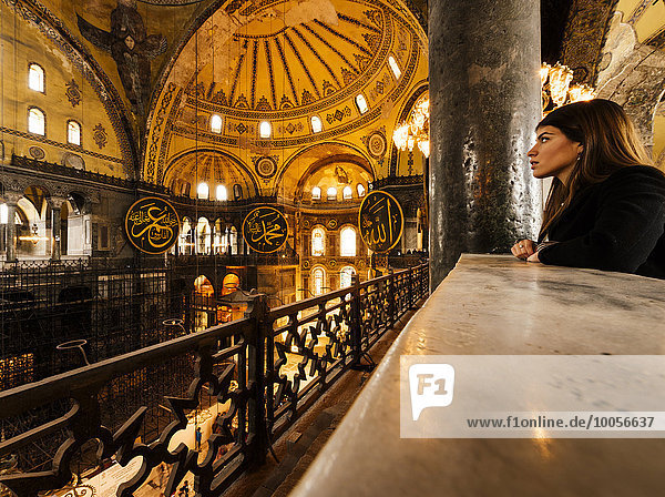 Junge Frau in der Hagia Sophia Moschee  Istanbul  Türkei