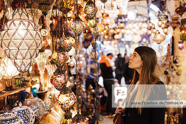 Junge Frau beim Anblick der Lichter am Marktstand  Istanbul  Türkei