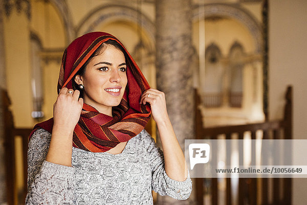 Junge Frau in der Moschee  trägt Kopftuch  Istanbul  Türkei