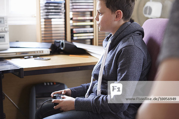 Junge mit Steuerung für Computerspiel