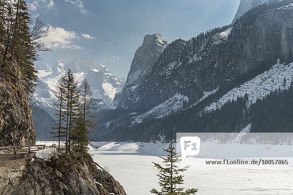 Erhöhte Aussicht auf das schneebedeckte Tal und die Berge Gosausee Österreich