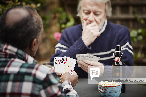 Zwei ältere Männer beim Kartenspielen