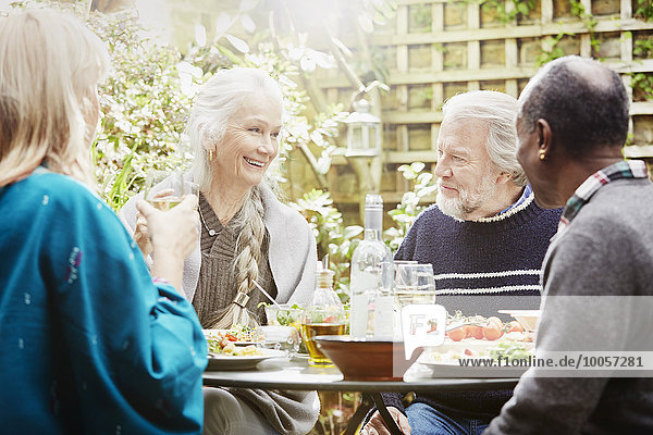 Seniorenfreunde beim Essen im Garten