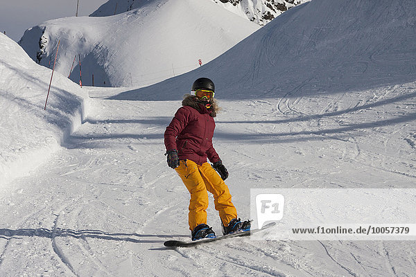 Junge Frau beim Snowboarden  Girdwood  Anchorage  Alaska