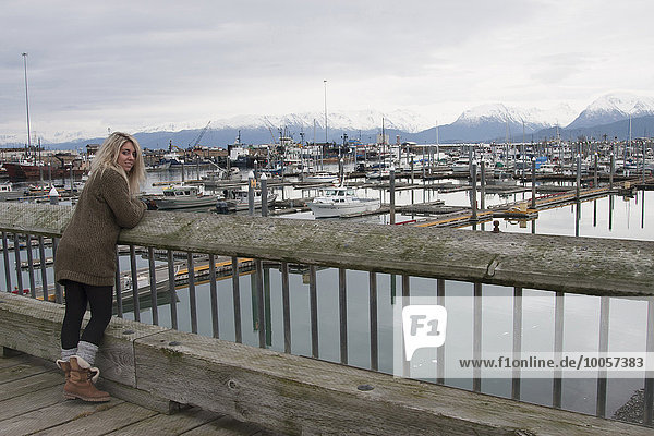 Junge Frau am Yachthafen  Seward  Alaska