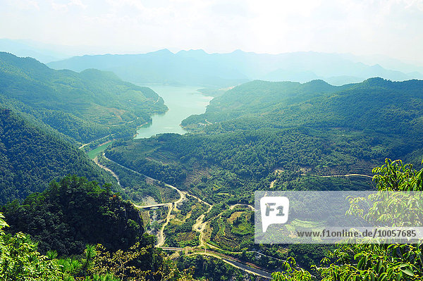 Blick auf grünen Fluss und Berge  Blick vom Gipfel  Hangzhou  China