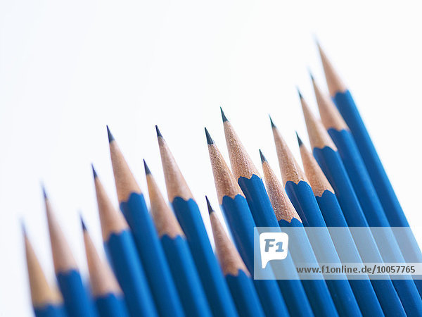 Bleistifte in einer Reihe  die die Höhen und Tiefen einer Grafik veranschaulichen.